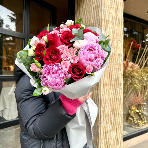 Be Mine Forever Şakayıklı Kırmızı Gül Buketi