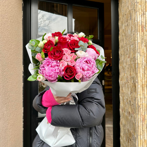 Be Mine Forever Şakayıklı Kırmızı Gül Buketi