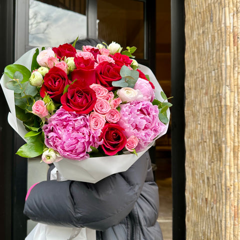Be Mine Forever Şakayıklı Kırmızı Gül Buketi