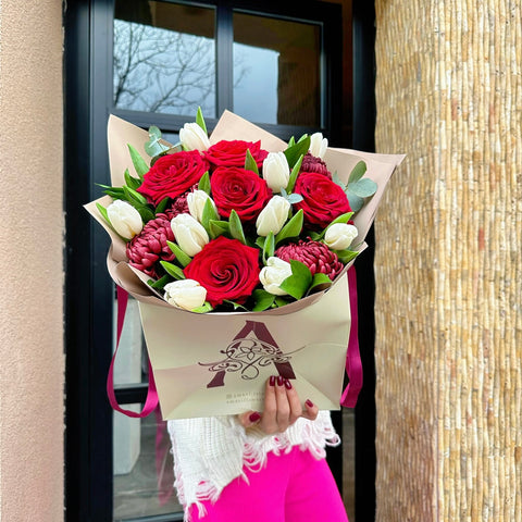 Royal Roses & White Tulips Sevgililer Gününe Özel Çanta Buketi