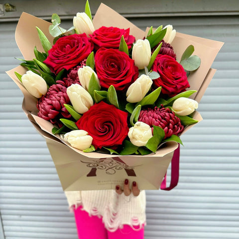 Royal Roses & White Tulips Sevgililer Gününe Özel Çanta Buketi