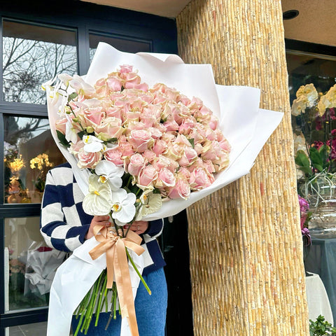Rüya Gibi: 101 Pembe Gül ve Orkide İsteme Çiçeği