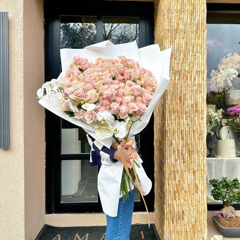Rüya Gibi: 101 Pembe Gül ve Orkide İsteme Çiçeği