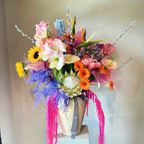 Amavi's Colorful Wildflowers Vazo Aranjmanı