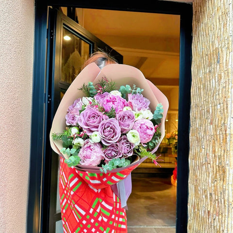 Gentle Romance Şakayık ve Gül Buketi