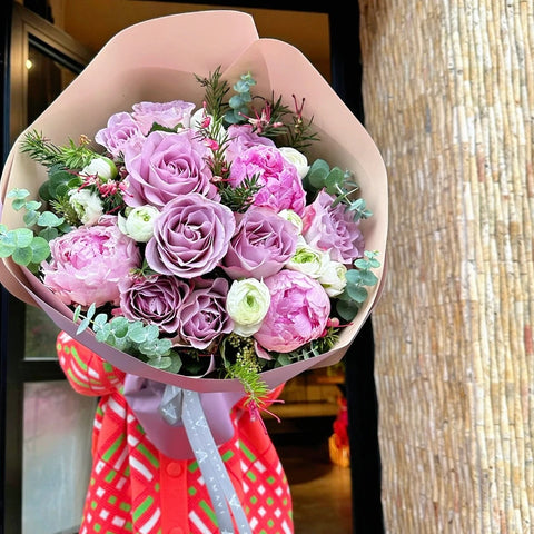 Gentle Romance Şakayık ve Gül Buketi
