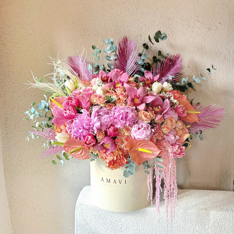 Rosé Luxe Blooms Premium Dev Kutuda Pembe Şakayık Aranjmanı