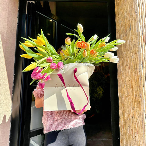 Amavi's Stylish Tulips Karton Çantada Renkli Laleler