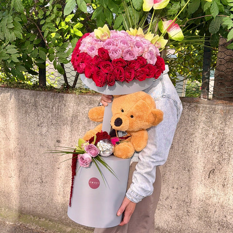 Love in Bloom Deluxe Ayıcıklı Çiçek Aranjmanı