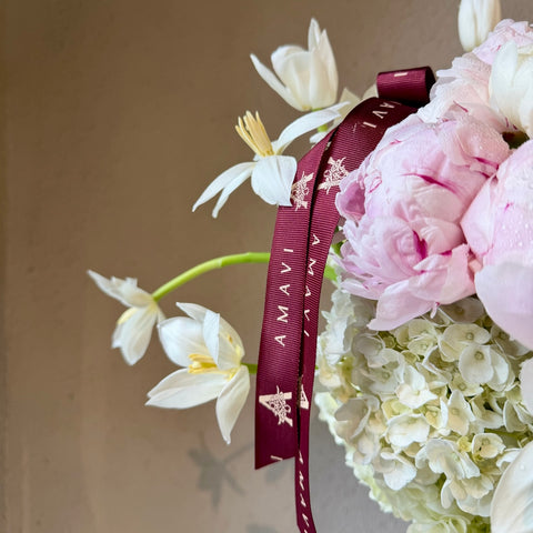 Fleur de Pearl Vazoda Premium Şakayık Aranjmanı