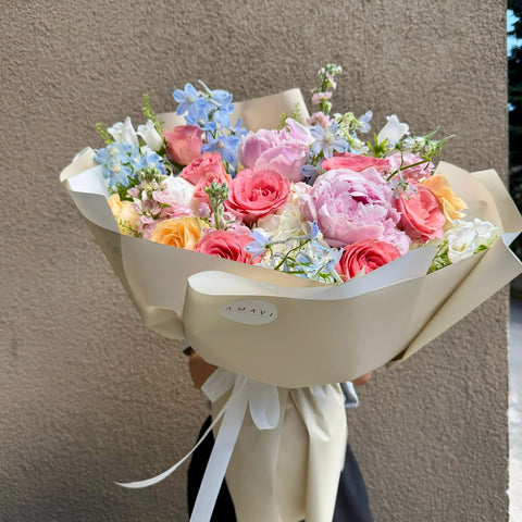 Soft Symphony Couture Şakayıklı Buket