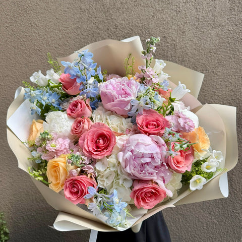 Soft Symphony Couture Şakayıklı Buket