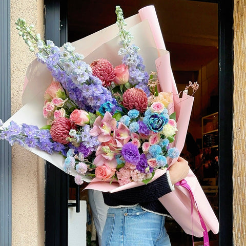 Ethereal Bloom Deluxe Buket