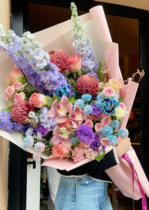 Ethereal Bloom Deluxe Buket