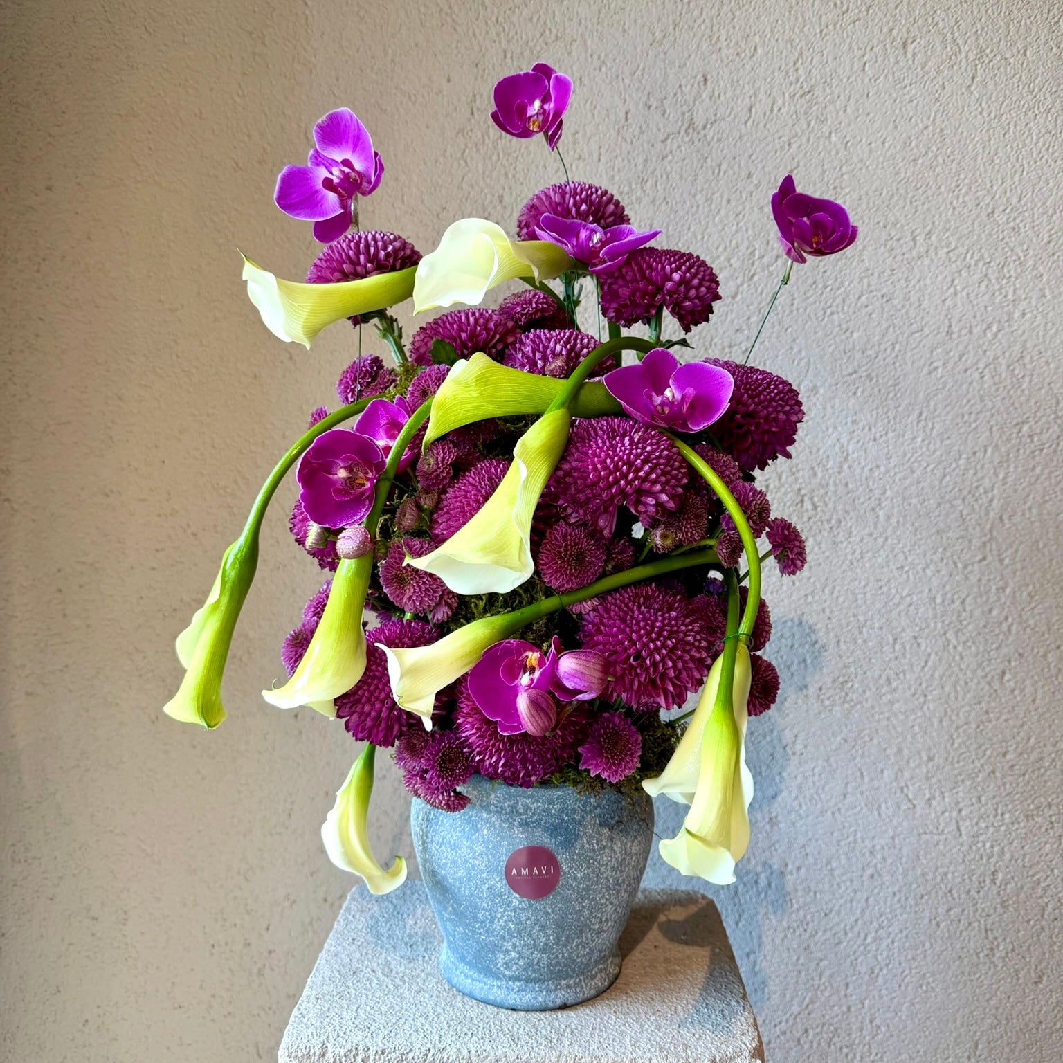 Amethyst Cascade Vazoda Premium Çiçek Aranjmanı – Amavi Flowers