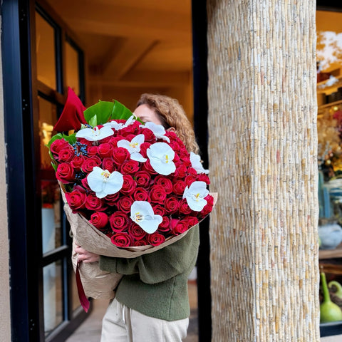 Amavi’s L’Amour Blanc Buket