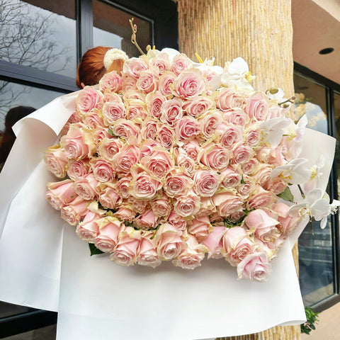 Rüya Gibi: 101 Pembe Gül ve Orkide İsteme Çiçeği