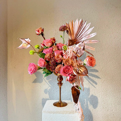 Rosé Opulence Ayaklı Vazo Aranjmanı
