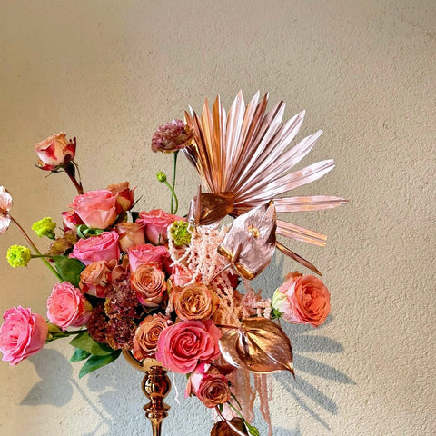 Rosé Opulence Ayaklı Vazo Aranjmanı
