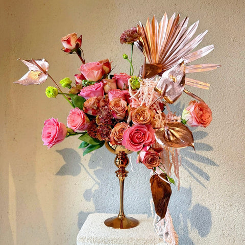 Rosé Opulence Ayaklı Vazo Aranjmanı