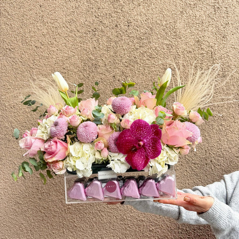 Amavi’s Opéra Rosé Pleksi Kutuda Çikolatalı Aranjman