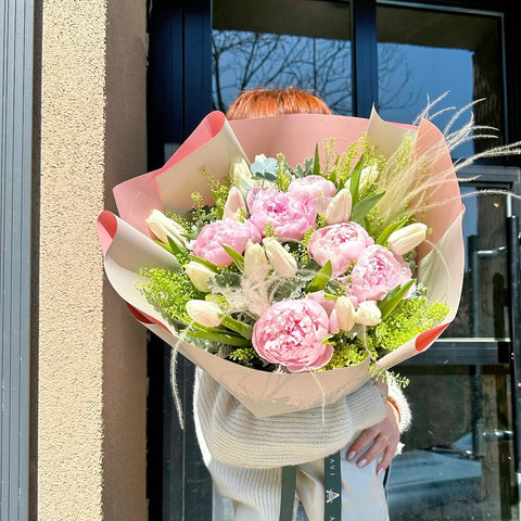 Peonies Bloom for Mom Özel Şakayık Buketi