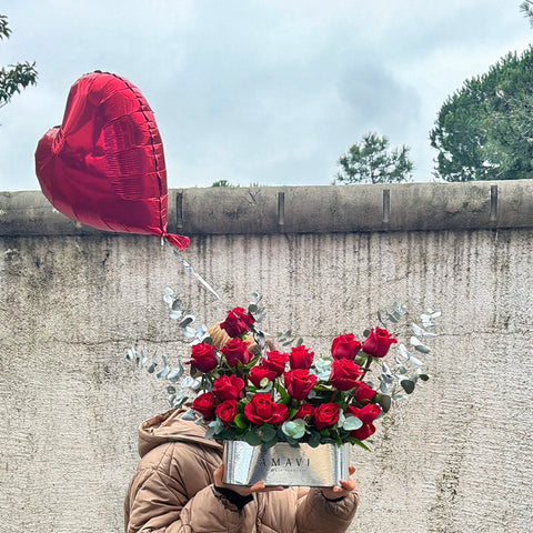 Scarlet Amour Kutuda Kırmızı Güller ve Kalp Balon