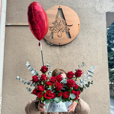 Scarlet Amour Kutuda Kırmızı Güller ve Kalp Balon