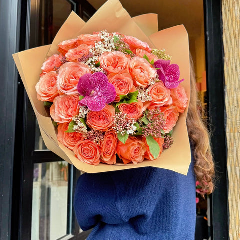 Coral Orchid Embrace Romantik Gül Buketi