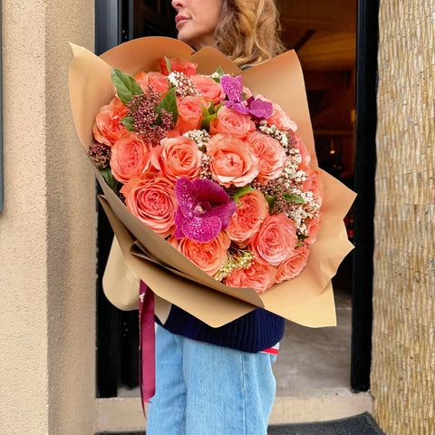 Coral Orchid Embrace Romantik Gül Buketi