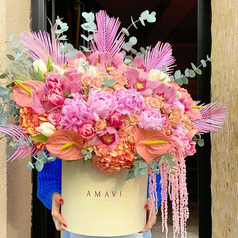 Rosé Luxe Blooms Premium Dev Kutuda Pembe Şakayık Aranjmanı