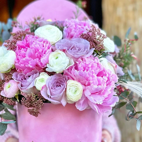 Sugar Blossom Kutuda Şakayıklı Aranjman